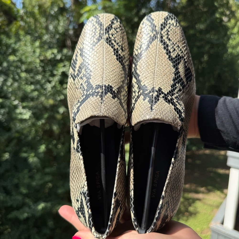 NWB VÍA SPIGA  Gorgeous Narrow  Women's Black and Cream Snake Skin Loafers